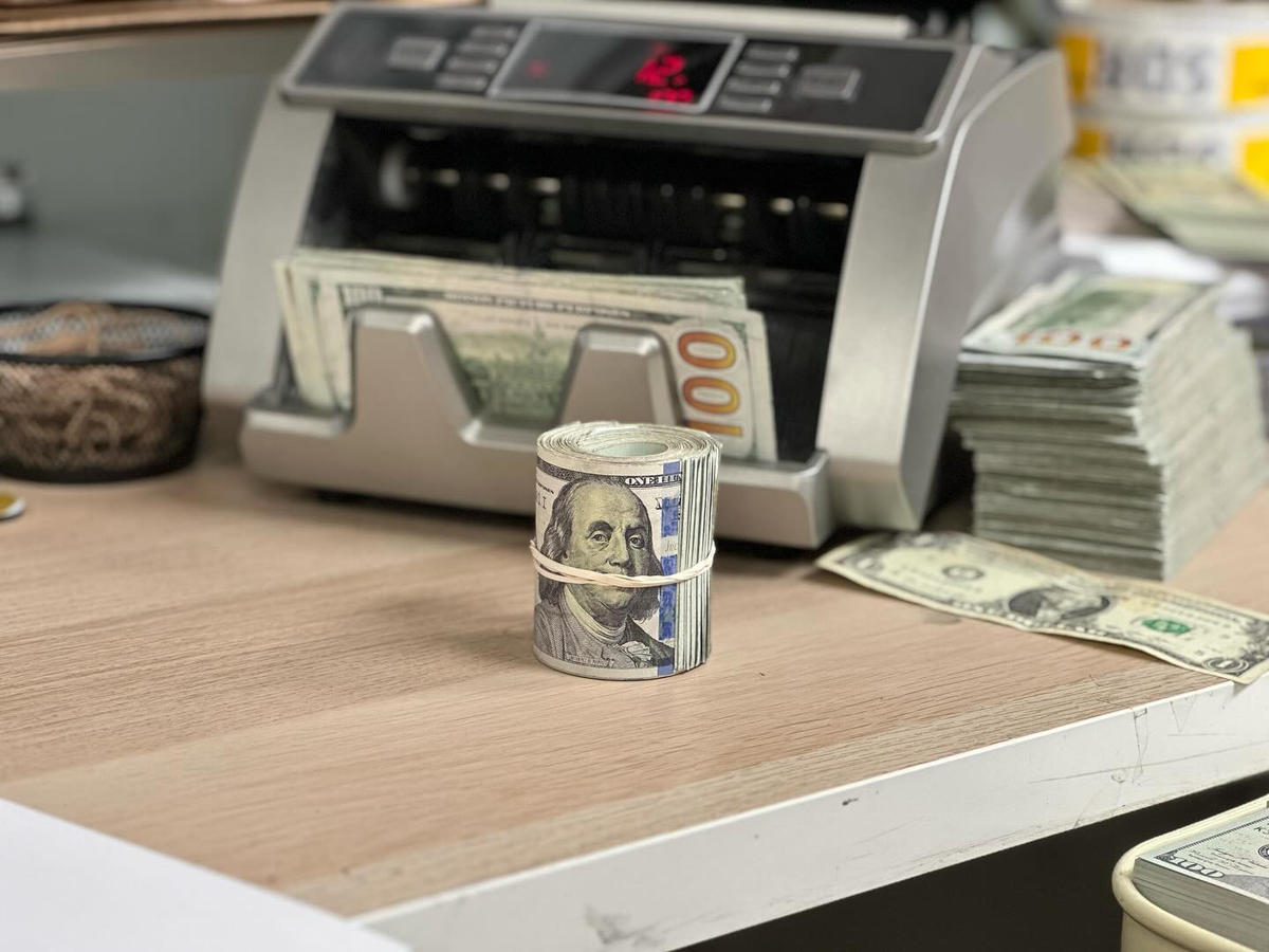 Your Complete Guide to Using a Money Counter - Prop Money Inc.